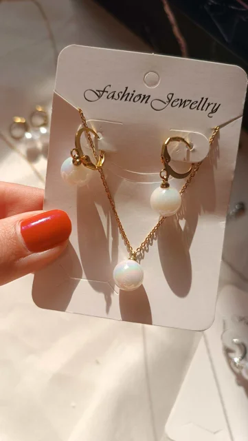 این نیم ست مرواریدش سفید با رگه های رنگی