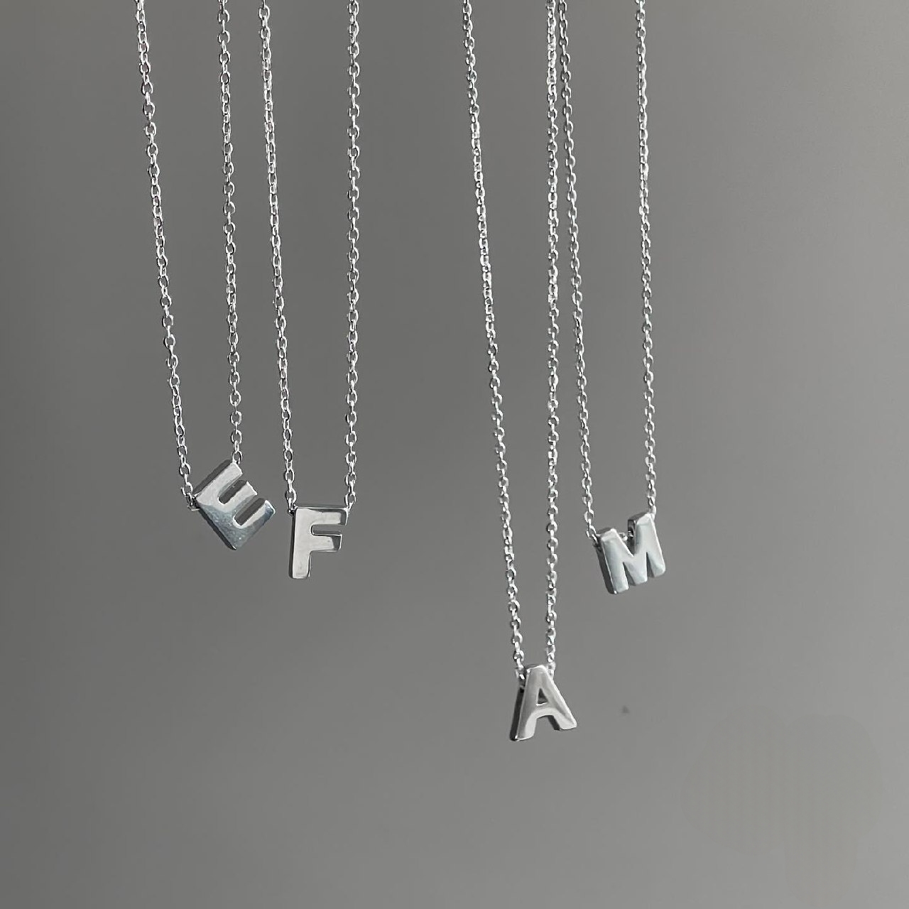 پلاک حروف نقره ای با زنجیر دیپلمات نقره ای