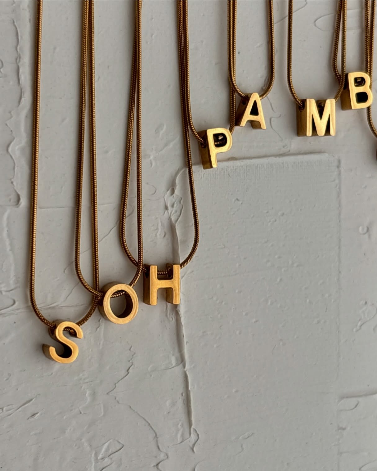 پلاک حروف طلایی با زنجیر ماری نازک طلایی