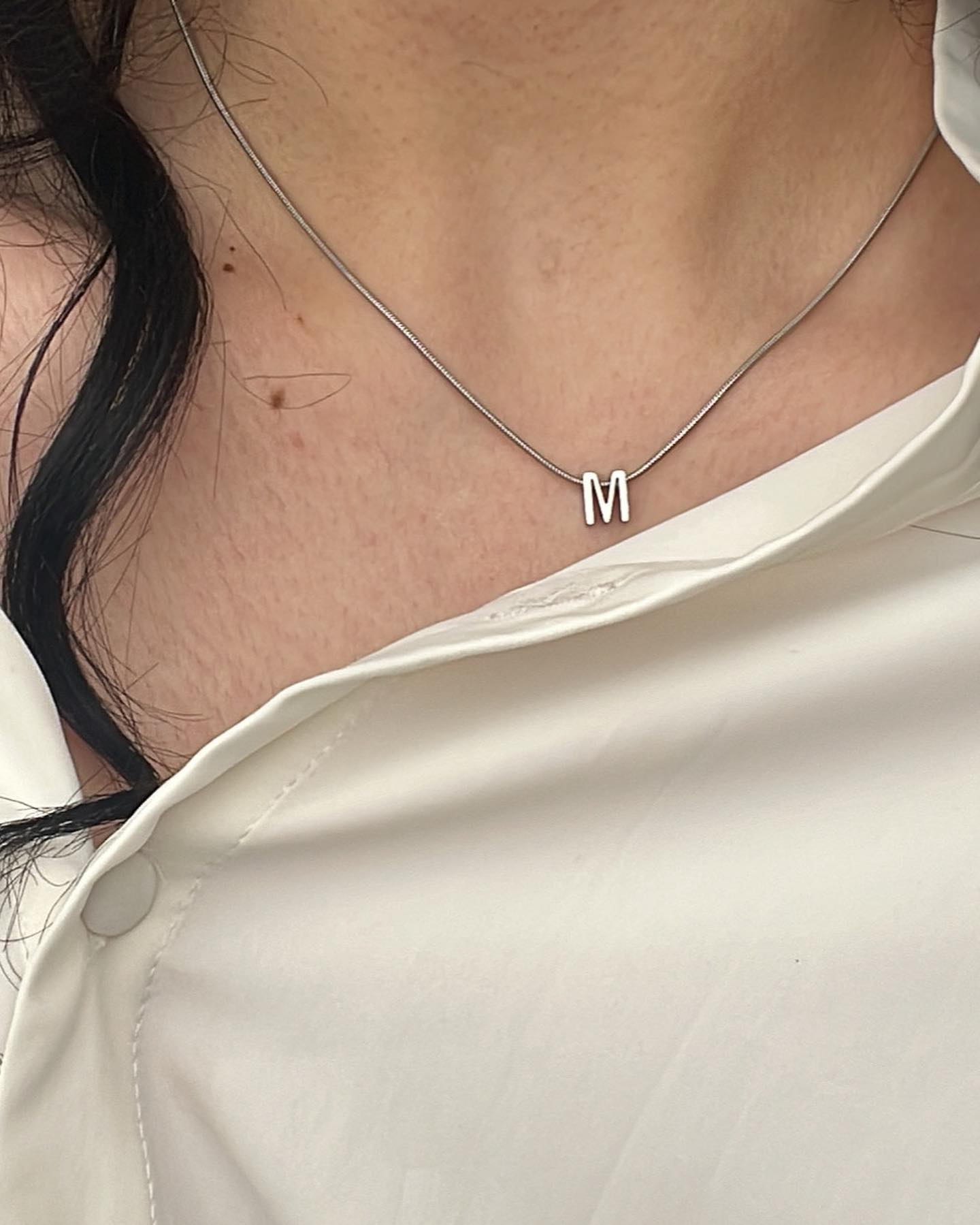 پلاک حروف نقره ای با زنجیر ماری نازک نقره ای