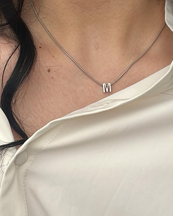 پلاک حروف نقره ای با زنجیر ماری نازک نقره ای